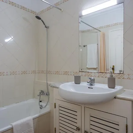 Apartment Sunny 1bdr W/ Balcony & Pool In By Lovelystay *