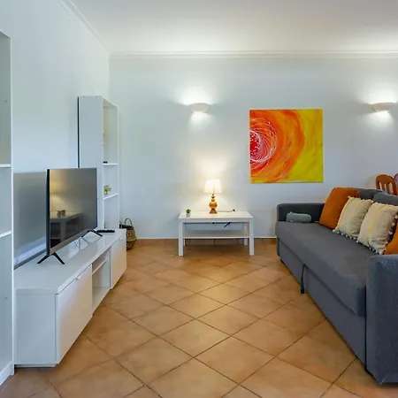 Sunny 1bdr W/ Balcony & Pool In By Lovelystay *
